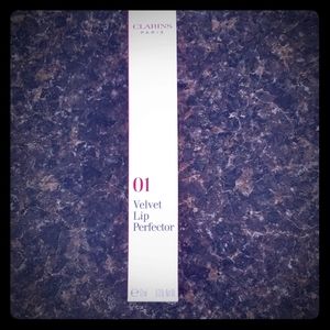 Claims velvet nude. Lip perfector